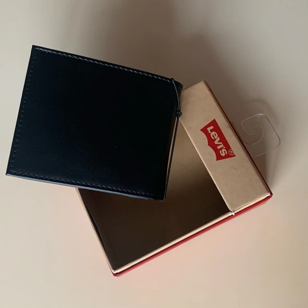 NWT/ Levi's Dual-Tone Black and Brown leather bifold walles Card Holder